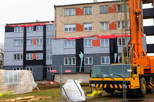 Pēc fasādes atjaunošanas ar rūpnieciski ražotajiem koka karkasa paneļiem no baltajiem silikātķieģeļiem celtais nams Valkā, Tirgus ielā 12, iegūs pavisam citu izskatu.