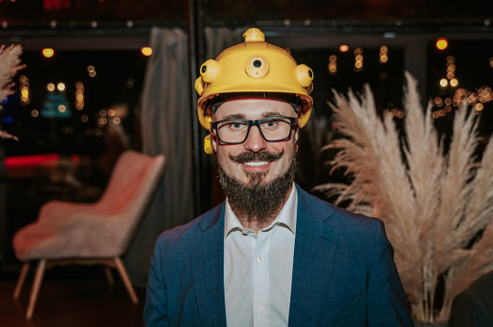 "Šobrīd "Helm X" viedās ķiveres tiek testētas vienā no pasaules vadošajiem enerģētikas uzņēmumiem – "British Petroleum", aprīļa beigās plānojam doties uz Lībiju, kur veiksim pilotprojektu Lībijas nacionālajā naftas kompānijā "National Oil Corporation" – veidosim gan digitālo dvīni, gan pilotēsim ķiveri," stāsta uzņēmuma "3D Engineering" valdes priekšsēdētājs, jaunuzņēmuma "Helm X" dibinātājs un viedās ķiveres idejas autors Reinis Točelovskis.