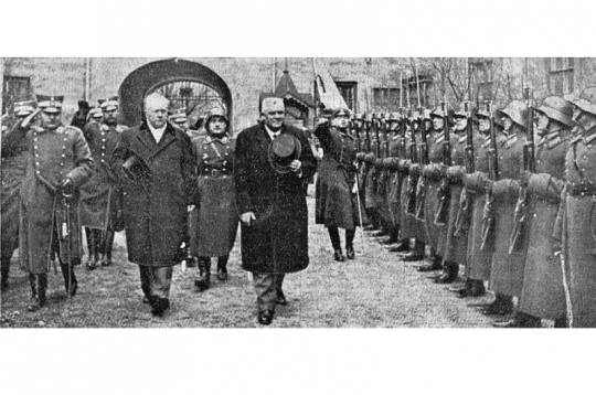 K. Ulmanis pirmo reizi kā valsts galva sveicina Rīgas pils sardzi.