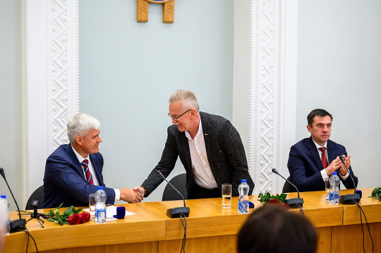 Rēzeknes domes vadība – Aleksandrs Bartaševičs (no kreisās), Jānis Tutins un Aleksejs Stecs pēc domes priekšsēdētāja vēlēšanām.