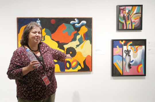 Irēna Bužinska: "Gandarījums rodas, kad skatītāji mākslinieka darbos pamana to, kam līdz tam pagājuši garām." Attēlā: 2020. gadā Irēna Bužinska bija kuratore Romualda Geikina gleznu un akvareļu personālizstādei "Konverģence. Gleznas un akvareļi".