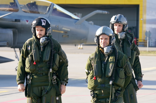Francijas iznīcinātāju "Rafale" piloti ieradušies Nacionālo bruņoto spēku militārajā bāzē "Lielvārde", demonstrējot NATO klātbūtni reģionā. Francijas iznīcinātāju "Rafale" piloti ieradušies Nacionālo bruņoto spēku militārajā bāzē "Lielvārde", demonstrējot NATO klātbūtni reģionā.
