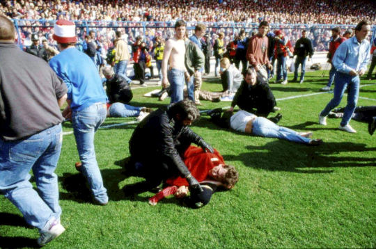 Stadiona zālienā gulēja cilvēki, kuriem mediķi, policisti un citi līdzjutēji centās sniegt palīdzību. Hilsboro traģēdijā bojā gāja 96 cilvēki, daudziem uz mūžu paliekot par invalīdiem.