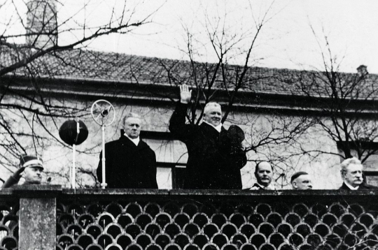 Valsts un Ministru prezidents Kārlis Ulmanis (centrā) un kara ministrs ģenerālis Jānis Balodis pie Rīgas pils 1936. gada aprīlī.