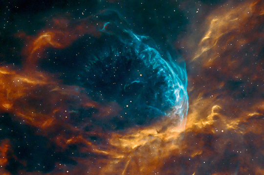 Astrofotogrāfijā – kvēlojoša ūdeņraža gāze ap Volfa-Raijē maiņzvaigzni WR 134, kas atrodas aptuveni 6000 gaismas gadu attālumā no Zemes Gulbja zvaigznājā. Astrofotogrāfijā – kvēlojoša ūdeņraža gāze ap Volfa-Raijē maiņzvaigzni WR 134, kas atrodas aptuveni 6000 gaismas gadu attālumā no Zemes Gulbja zvaigznājā.