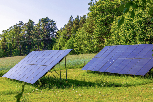 Visdrošāk saules paneļus izvietot uz zemes.