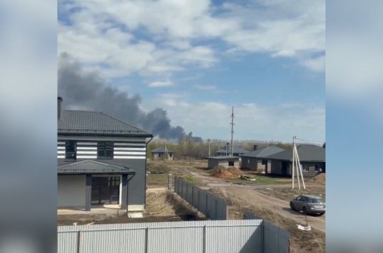 Dūmi no Ukrainas dronu triecienā cietušās naftas ķīmijas rūpnīcas Baškortostānā. Dūmi no Ukrainas dronu triecienā cietušās naftas ķīmijas rūpnīcas Baškortostānā.