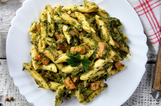 Pasta ar kūpinātu cūkgaļu un lakšu pesto.