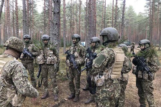 Kareivju militārās pamatapmācības kursa dalībniekiem šī būs pirmā nakts mežā.