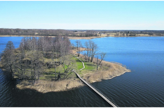 Apkārt 1,8 hektārus lielajai salai ved pastaigu taka 442 metru garumā.