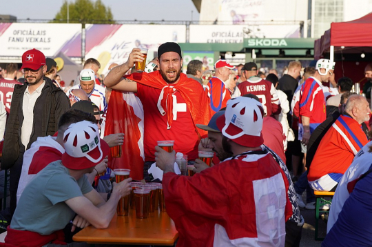 Pēc septiņu gadu pārtraukuma līdzīgi kā 2023. gada pavasarī hokeja fani no daudzām valstīm varēs atkal pacelt alus kausus Rīgā. Pēc septiņu gadu pārtraukuma līdzīgi kā 2023. gada pavasarī hokeja fani no daudzām valstīm varēs atkal pacelt alus kausus Rīgā.