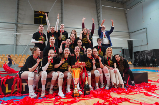 Latvijas čempionāta volejbolā sievietēm 1. vietas ieguvējas ''RSU" komandas spēlētājas ar izcīnīto kausu apbalvošanas ceremonijā "Rimi" Olimpiskajā centrā.