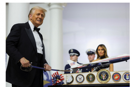 ASV prezidents Donalds Tramps ar zobenu gatavojas sagriezt torti. Tramps ir ASV armijas virspavēlnieks, bet viņa pēdējā laika izteikumi liecina, ka Baltā nama saimnieks diez ko augstu nevērtē NATO ieguldījumu ASV drošības stiprināšanā.