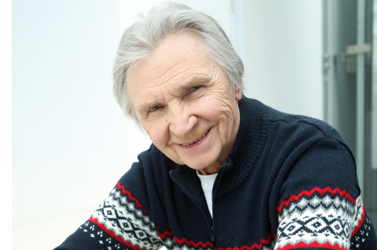 Pats Maestro nosaucis Viktoru Lapčenoku par visu laiku izcilāko latviešu estrādes solistu un skaistākās balss īpašnieku. Skanot viņam labi arī uz 80 gadu sliekšņa, ka tikai neesot jau vecākais estrādes mākslinieks Latvijā, kas joprojām koncertē.