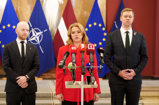 Saeimas deputāts, partijas "Progresīvie" Saeimas frakcijas priekšsēdētājs Andris Šuvajevs (no kreisās), Ministru prezidente Evika Siliņa un Saeimas deputāts, Zaļo un Zemnieku savienības Saeimas frakcijas priekšsēdētājs Harijs Rokpelnis piedalās mediju brīfingā Ministru kabinetā pēc tikšanās ar valdību veidojošās koalīcijas partneriem, kurā sprieda par spēju kopīgi strādāt valsts interesēs.