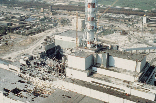 Čornobiļas atomelektrostacijas 4. reaktors avārijas sistēmas pārbaudes laikā uzsprāga, izraisot visu laiku postošāko kodolavāriju. 31 cilvēks gāja bojā no akūtas staru slimības vai apdegumiem, bet 134 cilvēki pārcieta dažādas pakāpes smaguma staru slimību. No 30 km zonas tika evakuēti vairāk nekā 115 tūkstoši cilvēku.
Seku novēršanai tika mobilizēti nozīmīgi resursi, vairāk
nekā 600 tūkstoši cilvēku piedalījās
katastrofas seku likvidēšanā. Attēlā:
Čornobiļas AES pēc katastrofas.