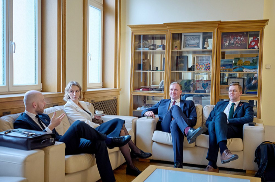 "Nav tā, ka mēs ļoti gribam strādāt kopā, bet mēs esam gatavi strādāt," pēc sarunas ar premjeri sacīja ZZS Saeimas frakcijas vadītājs Harijs Rokpelnis (no labās), kurš uz tikšanos bija ieradies kopā ar ekonomikas ministru Viktoru Valaini. "Progresīvos" pārstāvēja kultūras ministre Agnese Lāce un Saeimas frakcijas priekšsēdētājs Andris Šuvajevs.