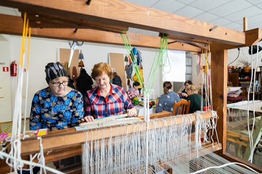 Ikgadējais pasākums "Satiec savu meistaru" allaž ir kupli apmeklēts, jo daudzi ar amatniecību ikdienā nesaistīti cilvēki vēlas pamēģināt senos arodus. Liela interese ir par aušanu, tāpēc dažkārt pie vienām stellēm vienlaikus darbojas vairākas mācekles.