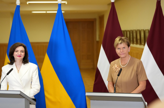 Ukrainas ārlietu ministra vietniece Mariana Betsa (Mariana Betsa) (no kreisās) un Latvijas ārlietu ministre Baiba Braže piedalās preses konferencē pēc tikšanās Ārlietu ministrijā.