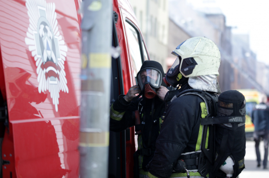 Valsts ugunsdzēsības un glābšanas dienesta (VUGD) darbinieks. Ilustratīvs attēls.