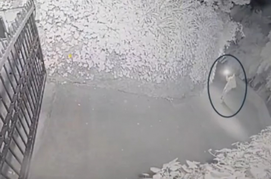 Aizdomās turētais videonovērošanas kameru ierakstā.