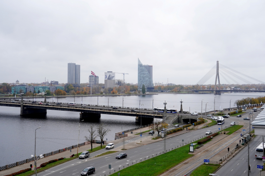 Skats uz 11. novembra karastmalu un Akmens tiltu.