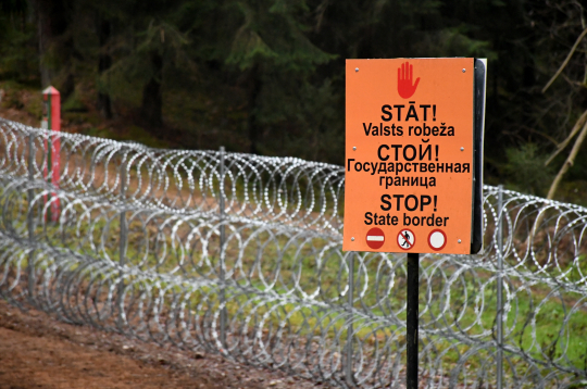 Dzeloņstiepļu žogs uz Latvijas—Baltkrievijas robežas.