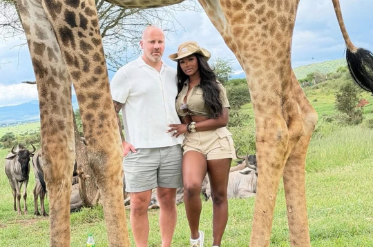 Džozefs Aizeks Makkans ar līgavu Ešliju Robinsoni.