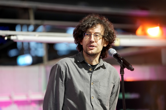 Rakstnieks Vilis Kasims ar saņemto Latvijas Literatūras gada balvu nominācijā "Labākais prozas darbs" par romānu "Svešuma grāmata" apbalvošanas ceremonijā Rīgas Centrāltirgus Gaļas paviljonā.