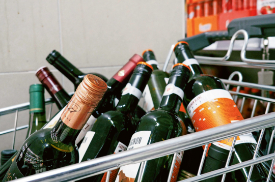 Vai alkohola tirdzniecības un reklamēšanas ierobežojumi ir mazinājuši alkohola patēriņu Latvijā, un kāpēc mūsu sabiedrībā tik daudz dzer?