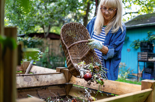 Kompostējot iespējams lietderīgi pārstrādāt virtuves un dārza bioloģiskos atkritumus.