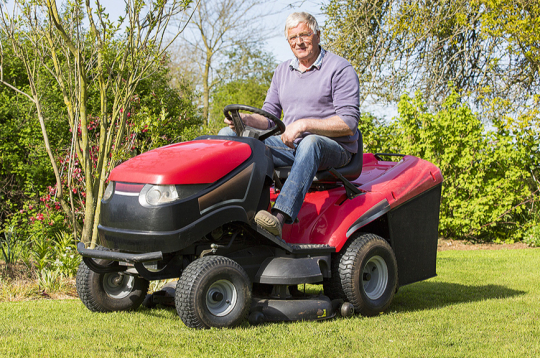 Mauriņa traktora dzinējs atrodas agregāta priekšpusē, bet asmens – zem tā.