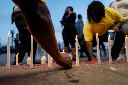 Cilvēki piedalās sveču piemiņas pasākumā 2026. gada 19. aprīlī Šrīvportā, Luiziānā. Saskaņā ar vietējo varasiestāžu sniegto informāciju agrās rīta stundās sadzīves vardarbības incidentā tika nogalināti astoņi bērni un ievainotas divas sievietes.