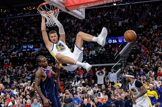 Kristaps Porziņģis šo sezonu iesāka Atlantas "Hawks", kas februāra sākumā viņu aizmainīja uz Goldensteitas "Warriors". Atlantieši kopš tā brīža no devītās vietas austrumu konferencē pacēlās uz sesto un cīnās izslēgšanas turnīrā. Tikmēr "Warriors" rietumos finišēja desmitie un atvaļinājumā devās pēc zaudējuma "play in" otrajā spēlē Fīniksas "Suns".