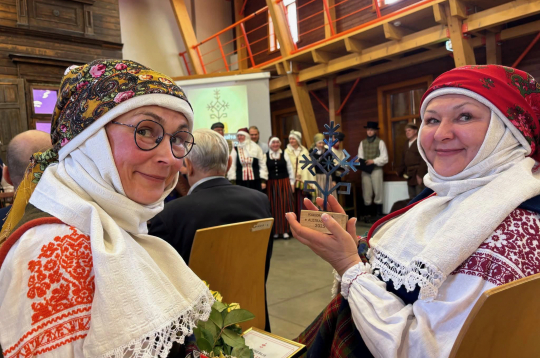 Māsas Tapiņas ar Austras koku.