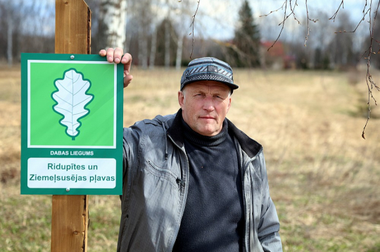 Jēkabpils novada Zasas pagasta piemājas saimniecības "Dzintari" īpašnieks Juris Krūmiņš: "Biju ļoti izbrīnīts, ka meliorētajās zemes platībās, kuras aizvadītajos gados aparām un kurās pļāvām sienu lopbarībai, piepeši atklātas aizsargājamu sugu dzīvotnes."