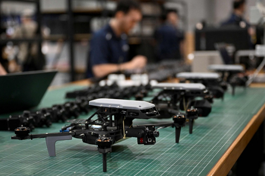 Dronu ražošanā Ukraina sadarbībā ar Eiropas valstīm guvusi labus rezultātus. Daļu kaujas dronu, par dusmām Krievijā, šobrīd izgatavo kopuzņēmumi ārpus Ukrainas.