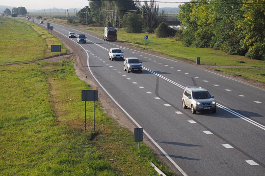 Rīgas apvedceļš pie Jaunmārupes. Šādā plūsmā jebkurš apdzīšanas mēģinājums sadārdzina degvielas tēriņus vairāk nekā globālās krīzes.