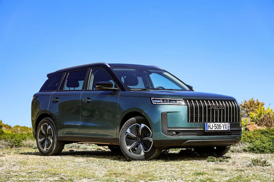 "Chery Jaecoo 5" ir 432 cm garš, cena modelim ar iekšdedzes dzinēju – aptuveni 23 000 eiro, elektroauto – nepilni 30 000 eiro.