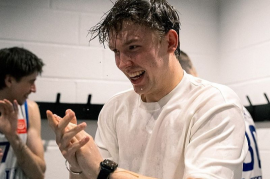 Krišjānis Pētersons nupat no komandas spēlētājiem saņēmis ūdens šalti pēc savas pirmās uzvaras lielajā basketbolā galvenā trenera postenī.