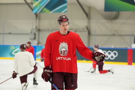 Alberts Šmits var kļūt par pirmo Latvijas hokejistu, kurš vienas sezonas laikā spēlējis U-20 pasaules junioru čempionātā, olimpiskajās spēlēs un pieaugušo pasaules meistarsacīkstēs.