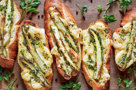 Sparģeļu karstmaizes.