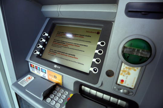 ''Swedbank'' bankomāts.