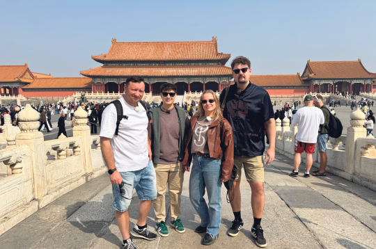 Ceļojuma šova "Četri uz koferiem" dalībnieki iepazīst noslēpumaino Ķīnu.