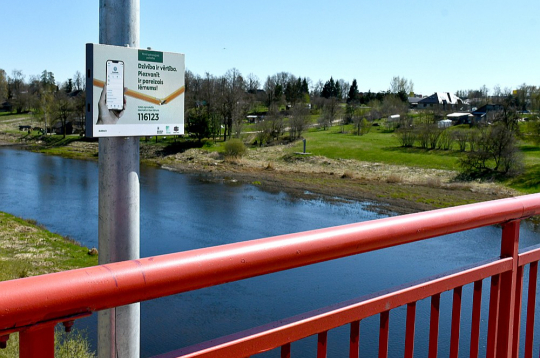 Ārvalstīs tā dēvētie pašnāvnieku tilti vai skatu kraujas nodrošināti ar aizsargbarjerām, plastikātu, drāšu žogu, tērauda margām vai drošības tīkliem. Tam pamatā ir novērojums, ka lēciens no tilta ir impulsīvāks pašnāvības veids nekā citi. Bauskas novadā uz tilta izvietotas īpašas aicinājuma zīmes ar krīzes tālruņu norādēm. Saņemt psihoemocionālu palīdzību krīzes situācijā var, zvanot pa tālruni 116123 (pieaugušajiem) un 116111 (bērniem un pusaudžiem). "Skalbes" krīzes tālruņi: 67222922 vai 27722292.