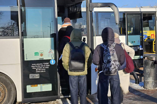 Skolu tīkla optimizācija un slimnīcu līmeņu maiņa nozīmē, ka pakalpojumi no iedzīvotājiem attālinās. Sabrūkot transporta sistēmai, šīs reformas zaudē jēgu. Attēlam ilustratīva nozīme.