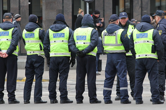 Valsts policijas gada pārskatā minēta statistika, ka 2025. gadā policijas amatpersonu skaits bija 4656, policijas darbinieki – 1199. Daļa no viņiem vēl papildina zināšanas arī augstskolās.