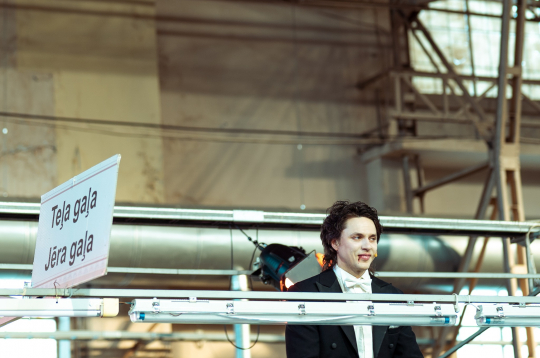 Kad pie vietas bija pierasts un traucēkļi necēlās, uzmanību piesaistīja piesardzīgi veidotais Igora Šelegovska grāfa Drakulas tēls ledusskapī. 