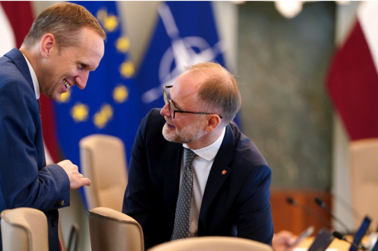 Aizsardzības ministrs Andris Sprūds (no labās) kā iemeslu valsts sekretāra Aivara Puriņa atlūgumam norādījis to, ka "publiskajā telpā tiek tiražēti nepamatoti apgalvojumi un pārmetumi Aizsardzības ministrijai".