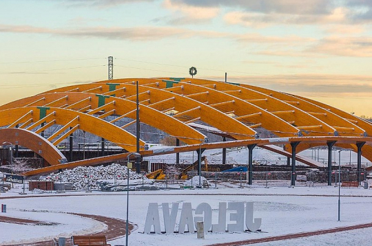 "Zaza Timber" uzbūvētā brīvdabas koncertzāle Jelgavā būvniecības procesā. Koka siju laidumi tajā ir 60 metrus gari.